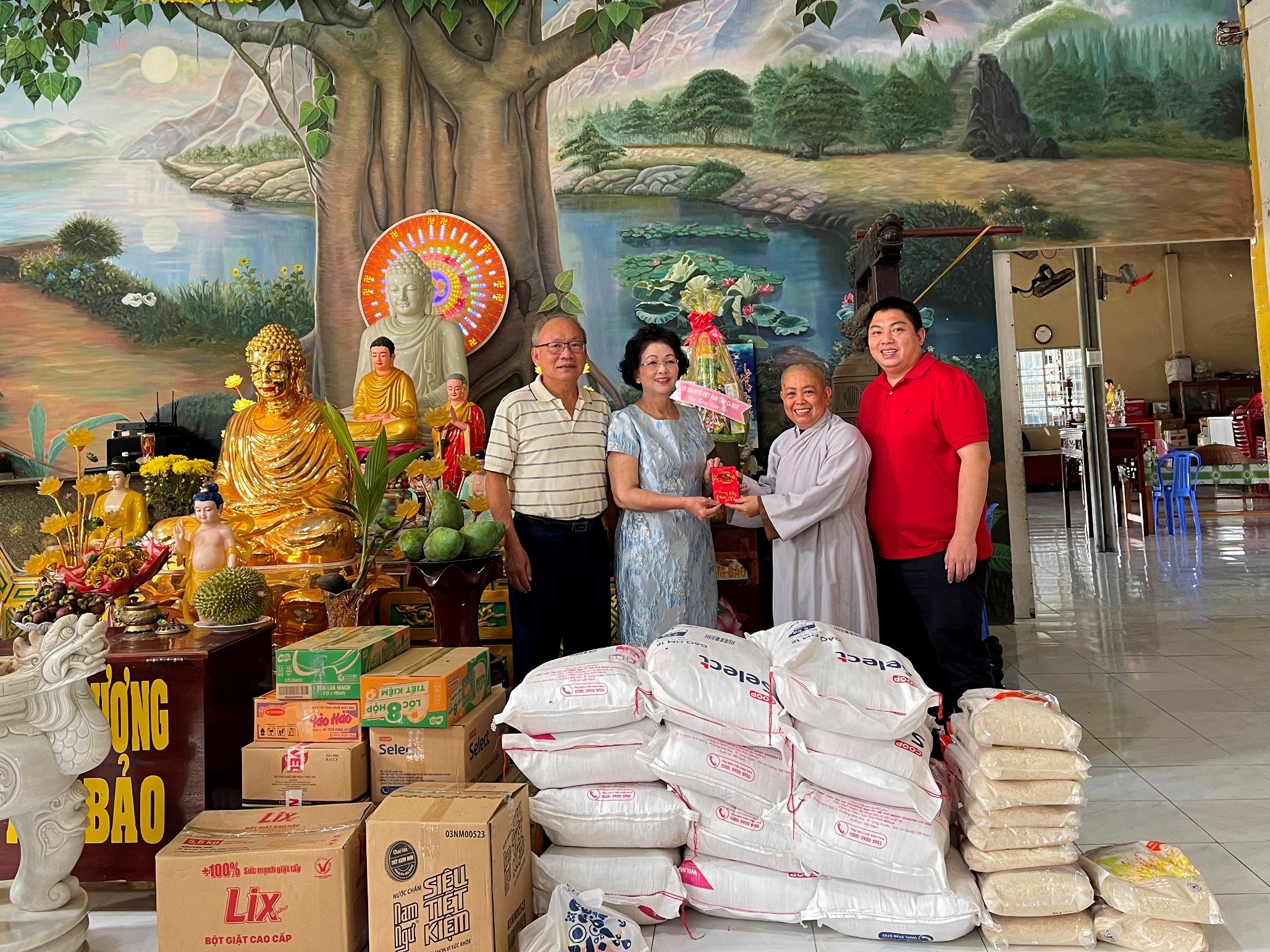 嘉豐海洋國際-社會責任 | 何董事長、徐副董偕同金歐廠楊財務長至HUNG PHUOC寺廟 捐贈物資和禮金於越南觀音廟兼孤兒撫養中心