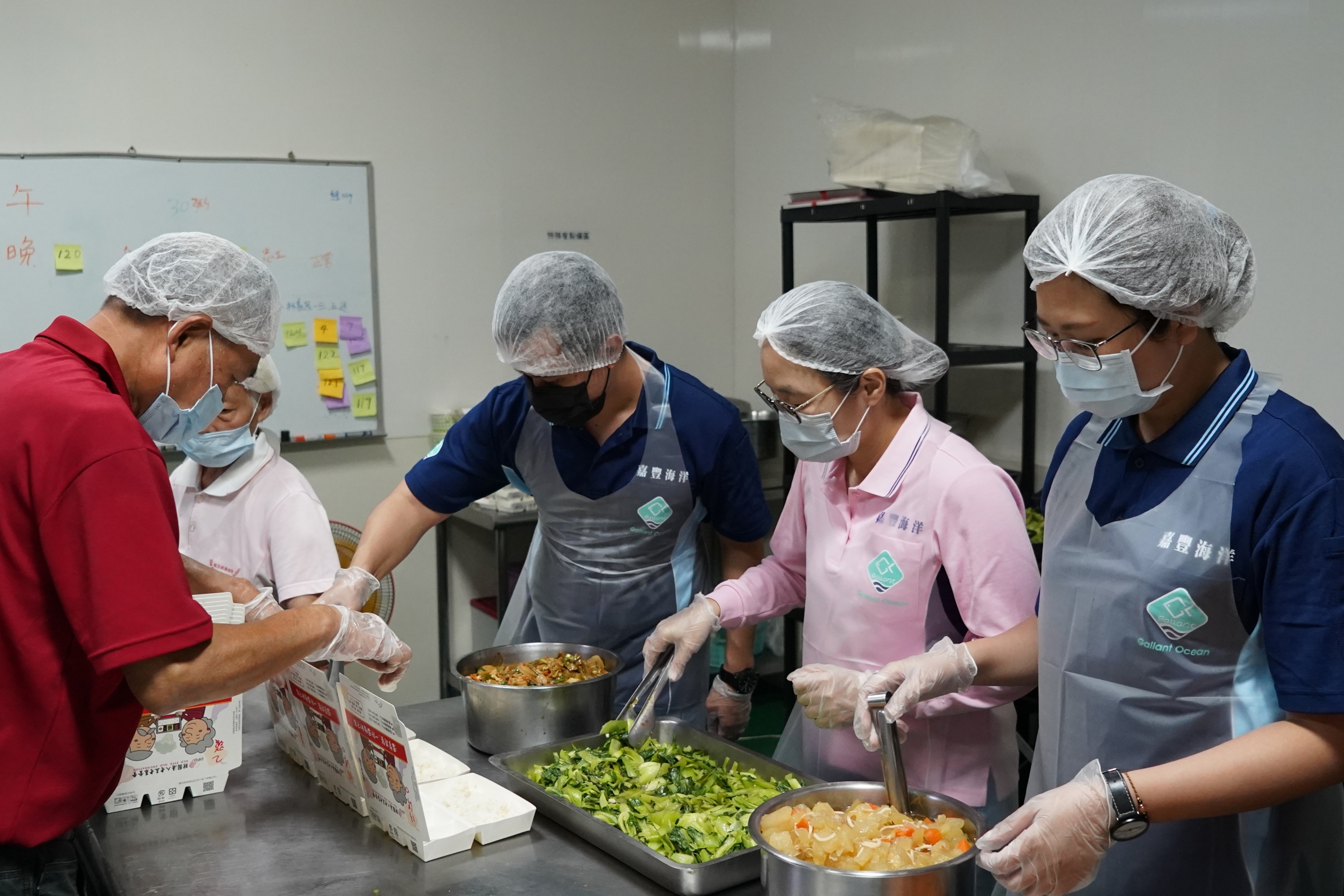 嘉豐海洋國際-社會責任 | 嘉豐海洋國際 台中石岡老五老基金會做公益活動